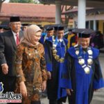 Hadiri Wisuda Universitas Wiralodra, Bupati Nina: Sinergi dan Kolaborasi Tingkatkan Kualitas Pendidikan di Kabupaten Indramayu.